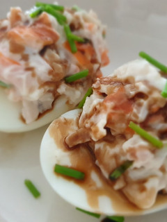 Una foto de Huevos rellenos de surimi