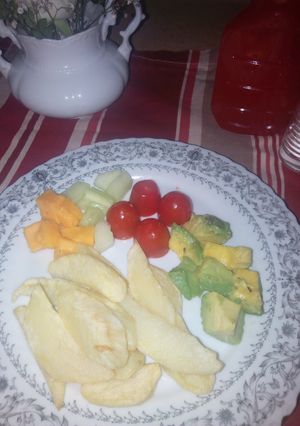 A picture of Avocado Salad and Chips.