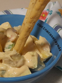 Una foto de Ensaladilla de manzana, aguacate y gambas