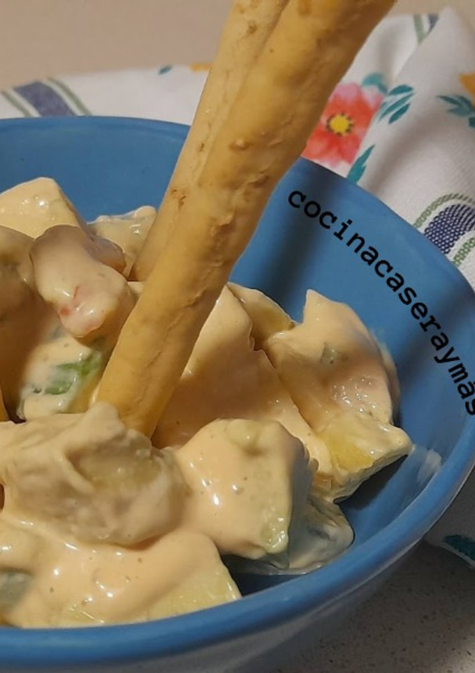 Una foto de Ensaladilla de manzana, aguacate y gambas