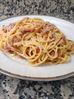 Una foto de Espaguettis a la carbonara o spaghetti alla carbonara