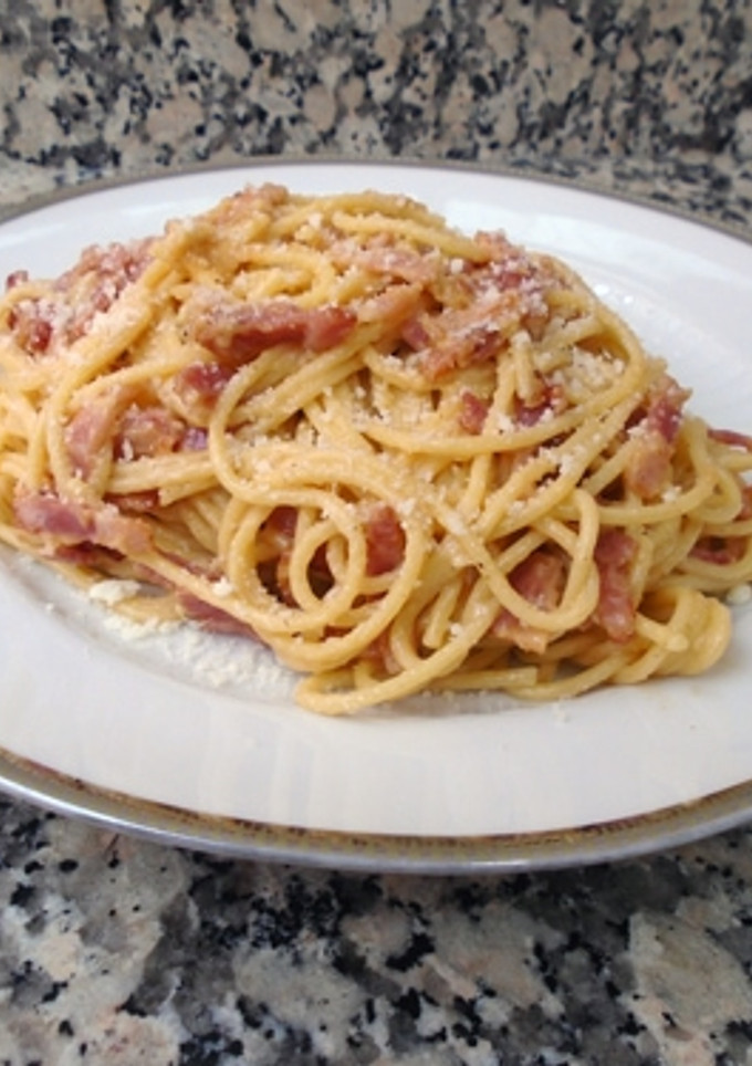 Una foto de Espaguettis a la carbonara o spaghetti alla carbonara
