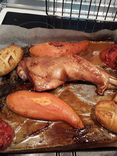 Una foto de Pavo asado con hortalizas
