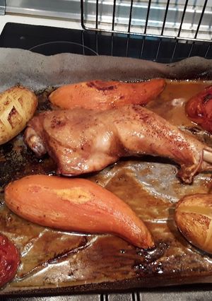 Una foto de Pavo asado con hortalizas