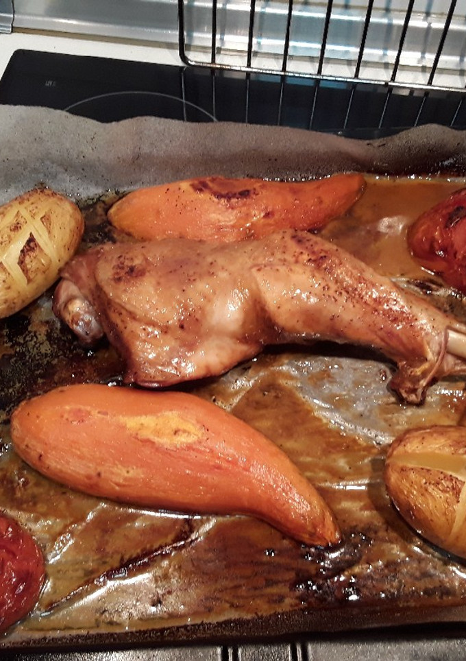 Una foto de Pavo asado con hortalizas