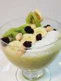 Smoothie cu kiwi, banane, mere, miere și iaurt