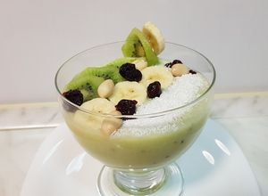 O poză a rețetei Smoothie cu kiwi, banane, mere, miere și iaurt.