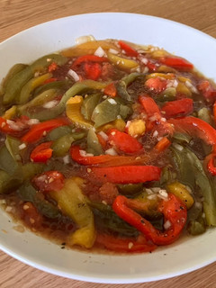 Una foto de Ensalada malagueña de pimientos asados