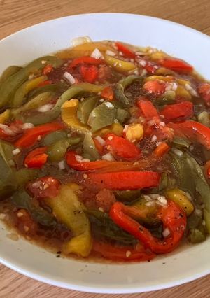 Una foto de Ensalada malagueña de pimientos asados