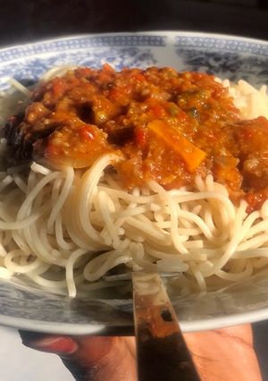 A picture of Minced meat sauce with spaghetti.