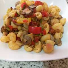 Una foto de Pasta con setas y hortalizas