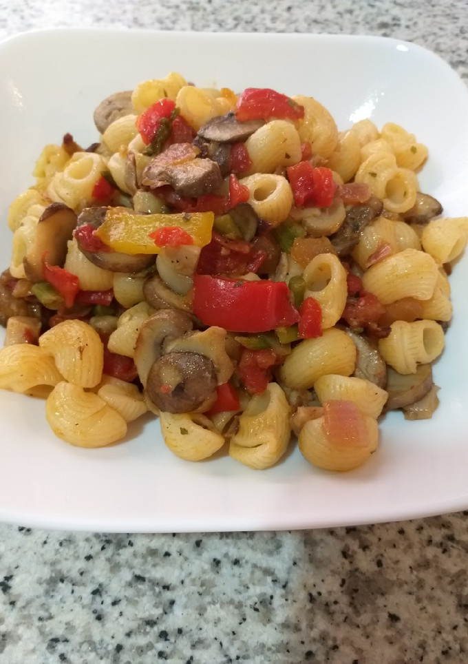 Una foto de Pasta con setas y hortalizas
