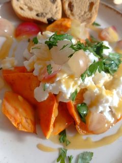 Una foto de Batatas/Boniatos en mostaza & miel, con mozzarella, uva y perejil