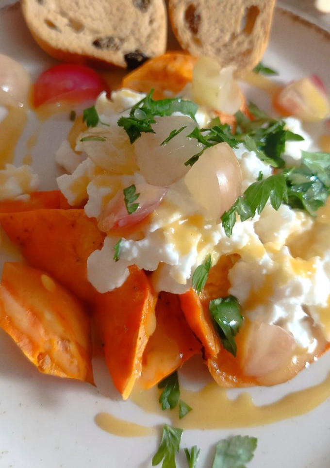 Una foto de Batatas/Boniatos en mostaza & miel, con mozzarella, uva y perejil