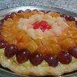 Hojaldre con crema pastelera y frutas de cóctel