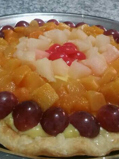 Una foto de Hojaldre con crema pastelera y frutas de cóctel