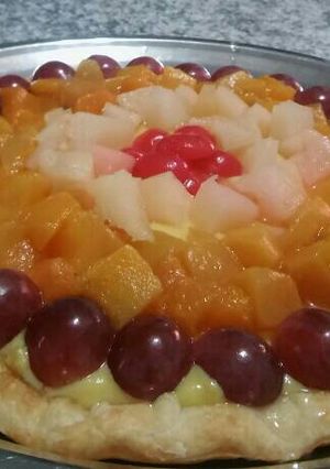 Una foto de Hojaldre con crema pastelera y frutas de cóctel