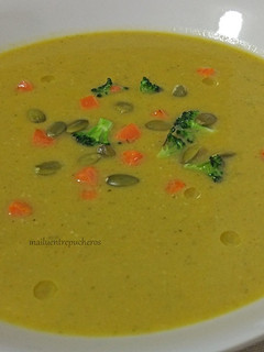 Una foto de Crema de brécol con semillas de calabaza