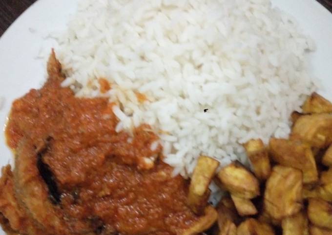 White rice with dryfish stew/ plaintain