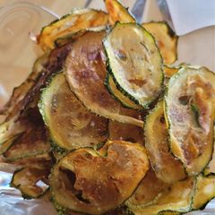 A picture of Crispy zucchini chips.