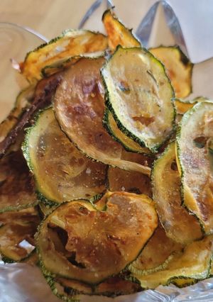 A picture of Crispy zucchini chips.