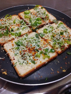 ગાર્લિક બ્રેડ (Garlic bread Recipe in Gujarati) રેસીપી મુખ્ય ફોટો