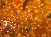 Una foto de garbanzo con chorizo y carne