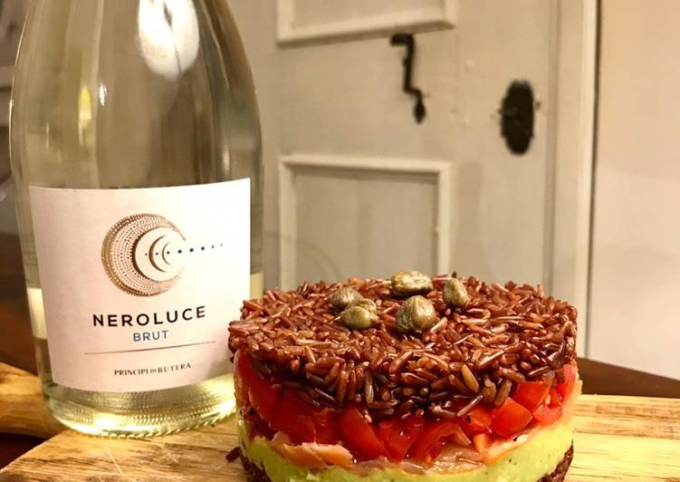 Hamburger di riso rosso, crema di avocado, salmone e tartare di pomodoroni