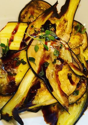 Une photo de Aubergines grillées au basilic