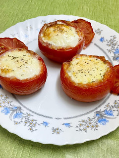 Una foto de Tomates rellenos de huevo y queso al horno