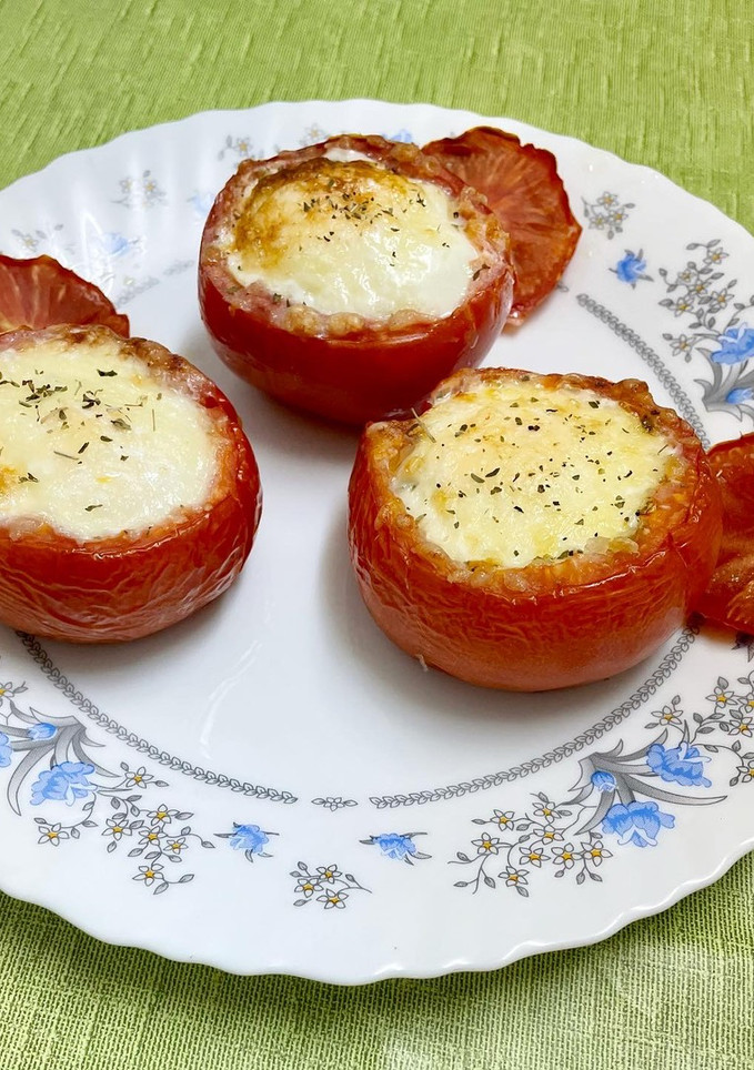 Una foto de Tomates rellenos de huevo y queso al horno