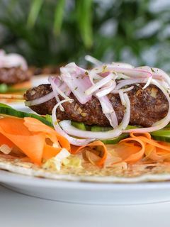 Una foto de KOFTA KEBAB en brochetas al horno