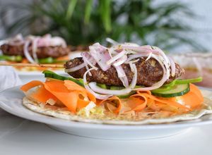 Una foto de KOFTA KEBAB en brochetas al horno