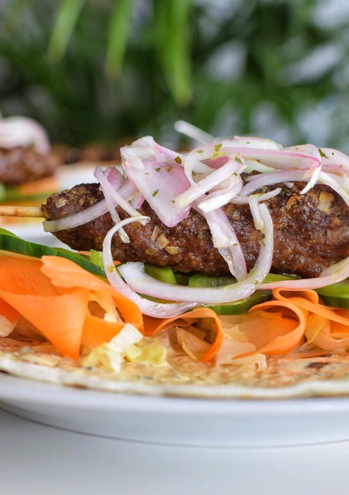 Una foto de KOFTA KEBAB en brochetas al horno