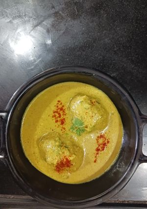 A picture of Raw banana kofta in White gravy.