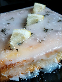 Una foto de Brownie de limón con coco y menta