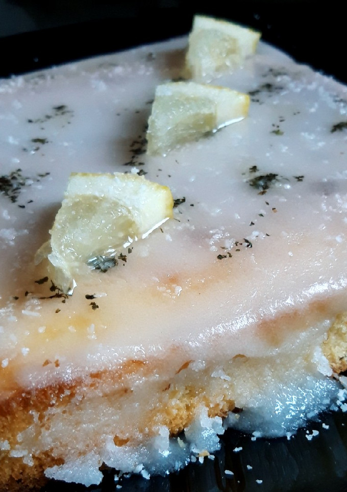 Una foto de Brownie de limón con coco y menta