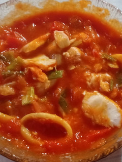 Una foto de Lenguado y Calamar c/salsa🥘🐟