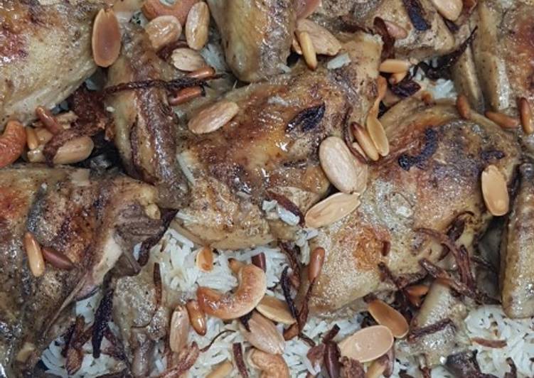 ارز بالبصل والمكسرات مع الدجاج