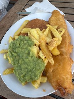 صورة لوصفة سمك وبطاطس وبازيلاء مهروسة Fish,chips and moshy