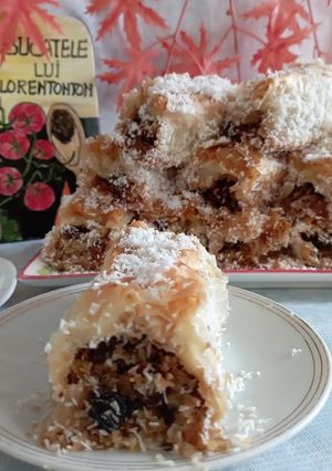 O poză a rețetei Plăcută tip baclava cu nucă stafide și nucă de cocos.