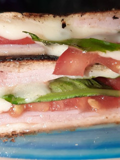 Una foto de Quesadillas Caprese