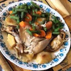 Una foto de Pollo al horno con verduras 👌🏼🐓🥔🥬🥕