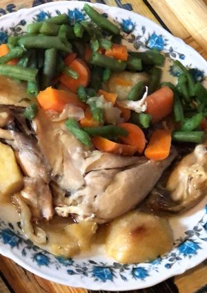 Una foto de Pollo al horno con verduras 👌🏼🐓🥔🥬🥕