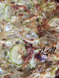 Una foto de Quiche de salteado de cebolla y calabacín con orégano