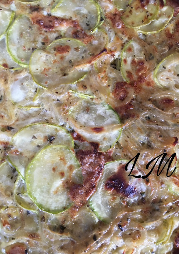 Una foto de Quiche de salteado de cebolla y calabacín con orégano