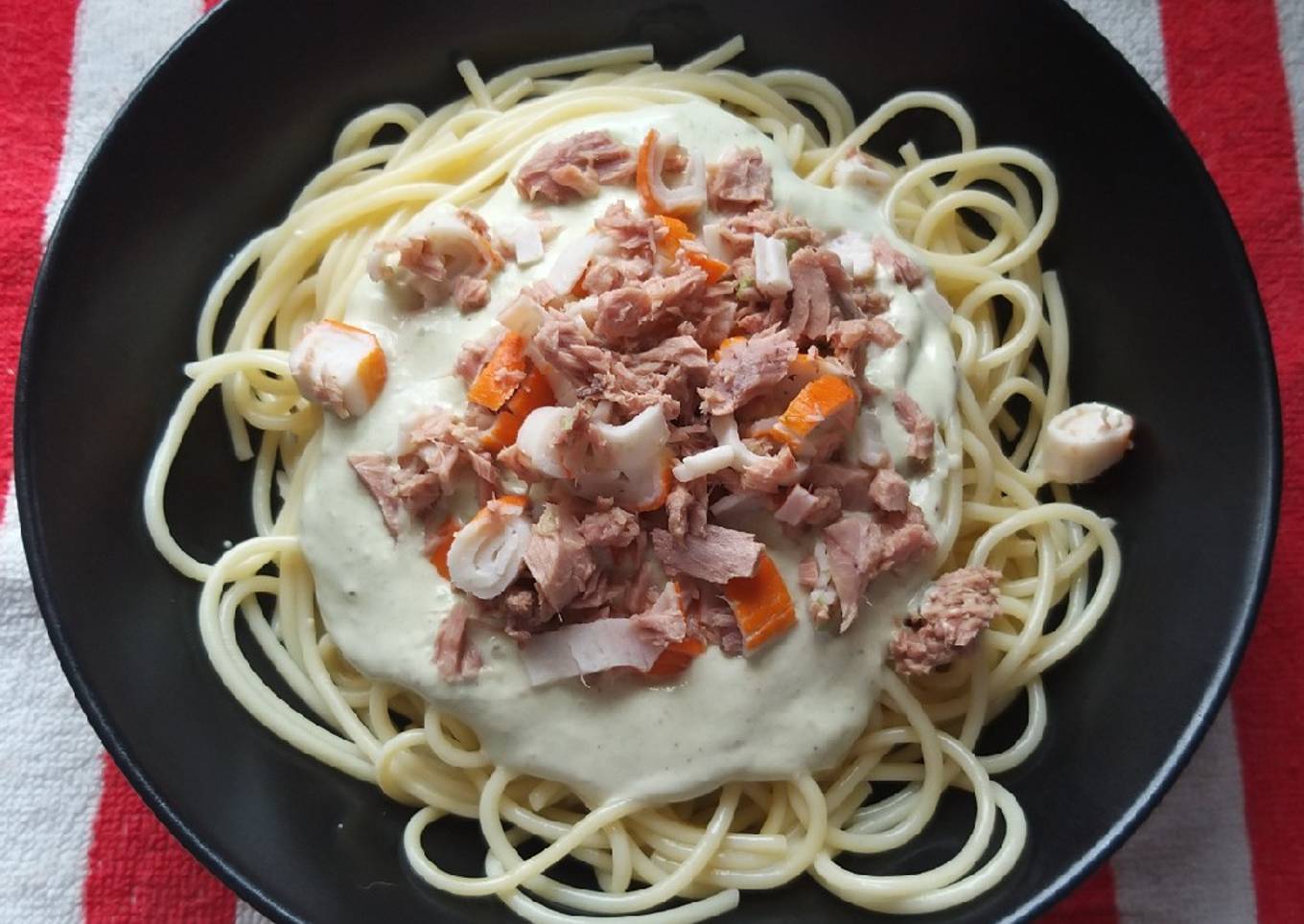 Pasta con salsa de aguacate y atún