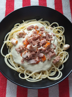 Una foto de Pasta con salsa de aguacate y atún