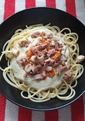 Una foto de Pasta con salsa de aguacate y atún