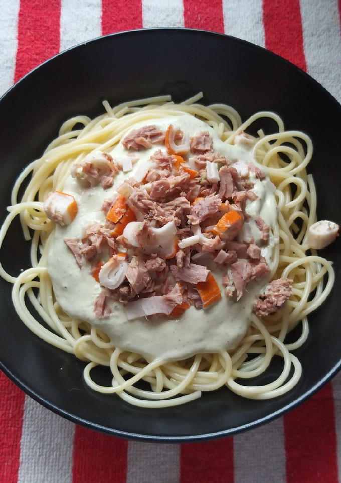Una foto de Pasta con salsa de aguacate y atún